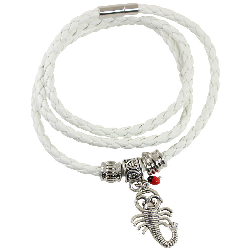 Pulsera de cuero blanco ajustable con amuleto de buena suerte 